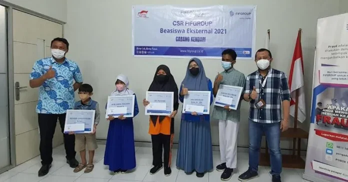 FIFGROUP Kerja Sama IGI Kota Kendari Serahkan Beasiswa Tingkat SD sampai SMA