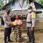 Polsek Onembute Bagikan Bansos Covid-19 ke Warga Polsek Onembute Bagikan Bansos Covid-19 ke Warga