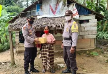 Polsek Onembute Bagikan Bansos Covid-19 ke Warga Polsek Onembute Bagikan Bansos Covid-19 ke Warga
