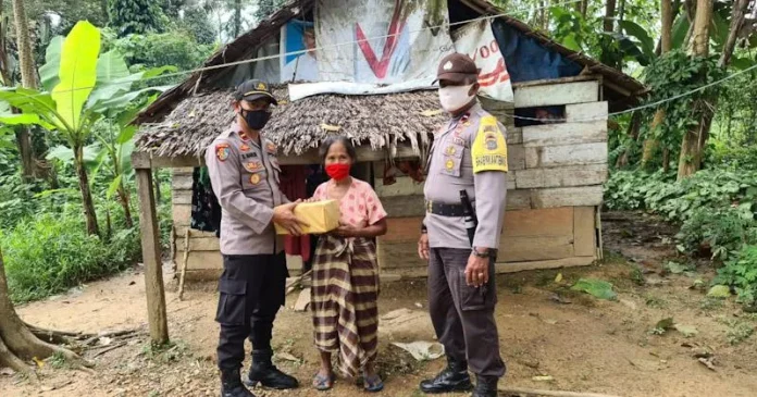 Polsek Onembute Bagikan Bansos Covid-19 ke Warga Polsek Onembute Bagikan Bansos Covid-19 ke Warga