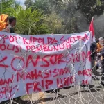 Ribuan Massa Aksi Mulai Padati Polda Sultra Ribuan Massa Aksi Mulai Padati Polda Sultra