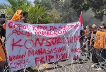 Ribuan Massa Aksi Mulai Padati Polda Sultra Ribuan Massa Aksi Mulai Padati Polda Sultra