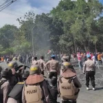 Demonstrasi Kasus Randi-Yusuf di Polda Diwarnai Aksi Lempar Batu Demonstrasi Kasus Randi-Yusuf di Polda Diwarnai Aksi Lempar Batu