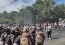 Demonstrasi Kasus Randi-Yusuf di Polda Diwarnai Aksi Lempar Batu Demonstrasi Kasus Randi-Yusuf di Polda Diwarnai Aksi Lempar Batu