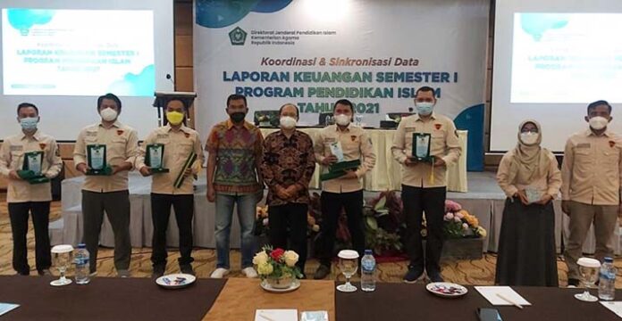 Kemenag Sultra Raih Penghargaan Ketaatan Penyampaian Laporan Keuangan Tahun 2020