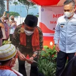 Menko PMK Bagi-bagi Bantuan ke Anak Yatim Piatu di Kendari Menko PMK Bagi-bagi Bantuan ke Anak Yatim Piatu di Kendari