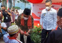 Menko PMK Bagi-bagi Bantuan ke Anak Yatim Piatu di Kendari Menko PMK Bagi-bagi Bantuan ke Anak Yatim Piatu di Kendari