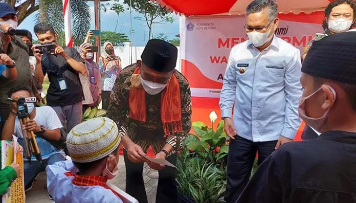 Menko PMK Bagi-bagi Bantuan ke Anak Yatim Piatu di Kendari