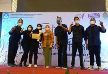 5 Pelajar SMAN 1 Kendari Raih Juara Satu Musikalisasi Puisi Se-Sultra 5 Pelajar SMAN 1 Kendari Raih Juara Satu Musikalisasi Puisi Se-Sultra