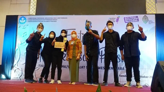 7a045f9a-c32b-42c9-be13-55055de7e825 5 Pelajar SMAN 1 Kendari Raih Juara Satu Musikalisasi Puisi Se-Sultra