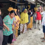 KSK Disambut Penuh Antusias Emak-emak Penjual di Konsel KSK Disambut Penuh Antusias Emak-emak Penjual di Konsel
