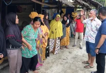 KSK Disambut Penuh Antusias Emak-emak Penjual di Konsel KSK Disambut Penuh Antusias Emak-emak Penjual di Konsel