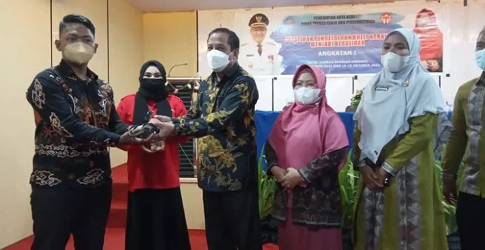 Pemkot Kendari Latih Masyarakat Pesisir Soal Kerajinan Kerang