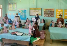 Momen Sumpah Pemuda, Srikandi PT Pelni Bagikan Buku dan Alat Tulis Momen Sumpah Pemuda, Srikandi PT Pelni Bagikan Buku dan Alat Tulis