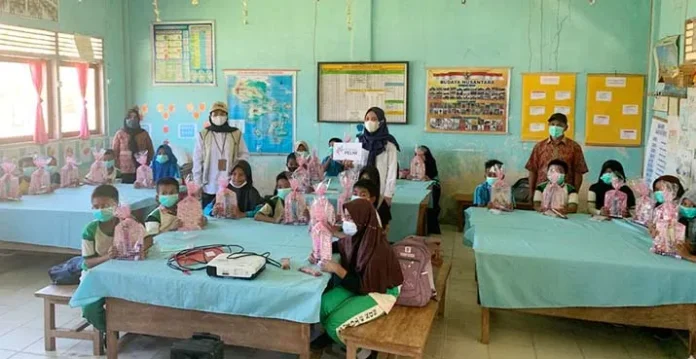 Momen Sumpah Pemuda, Srikandi PT Pelni Bagikan Buku dan Alat Tulis