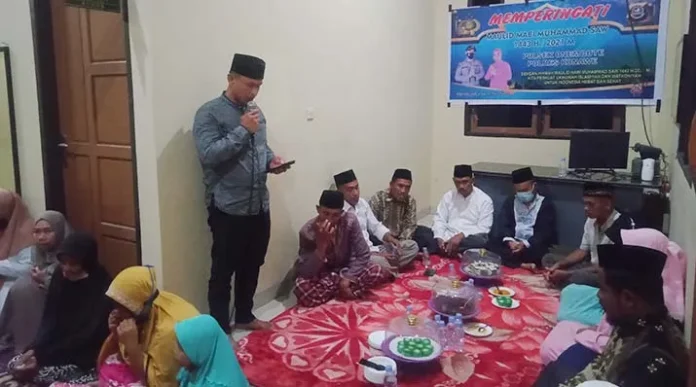 Rayakan Maulid, Polsek Onembute Bagi-bagi Bingkisan untuk Warga