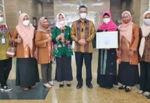 Wali Kota Kendari Terima Piala Kota Layak Anak Wali Kota Kendari Terima Piala Kota Layak Anak