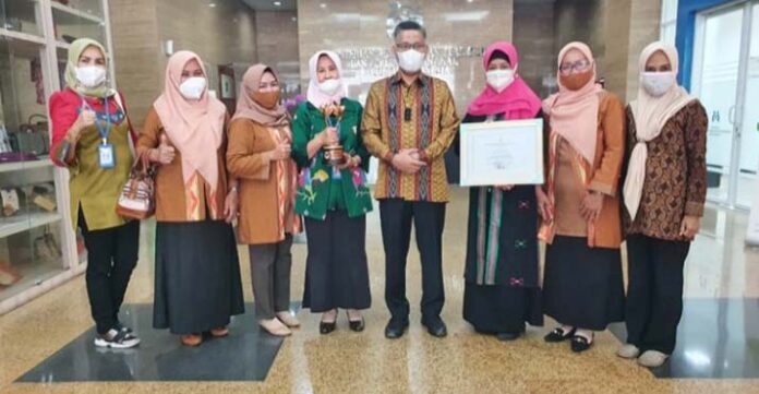 Wali Kota Kendari Terima Piala Kota Layak Anak