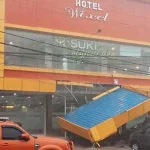 Atap Hotel Wixel Kendari yang Ambruk Timpa Mobil Atap Hotel Wixel Kendari yang Ambruk Timpa Mobil