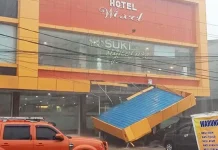 Atap Hotel Wixel Kendari yang Ambruk Timpa Mobil Atap Hotel Wixel Kendari yang Ambruk Timpa Mobil