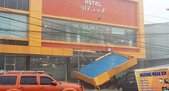 Atap Hotel Wixel Kendari yang Ambruk Timpa Mobil