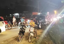 Kendari Macet: Banyak Motor Parkir di Bahu Jalan Kendari Macet: Banyak Motor Parkir di Bahu Jalan