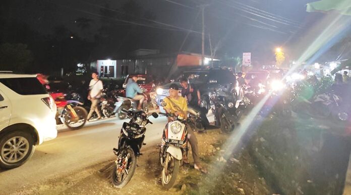 Kendari Macet: Banyak Motor Parkir di Bahu Jalan