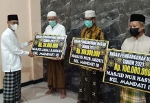 Bupati Wakatobi Serahkan Dana Hibah Pembangunan Tiga Masjid di Wangsel Bupati Wakatobi Serahkan Dana Hibah Pembangunan Tiga Masjid di Wangsel