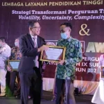 UM Kendari Sabet Tiga Penghargaan di Ajang LLDIKTI 9 Award 2021 UM Kendari Sabet Tiga Penghargaan di Ajang LLDIKTI 9 Award 2021