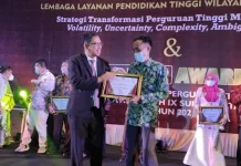 UM Kendari Sabet Tiga Penghargaan di Ajang LLDIKTI 9 Award 2021 UM Kendari Sabet Tiga Penghargaan di Ajang LLDIKTI 9 Award 2021