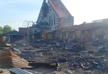 85 Bangunan di Pasar Wakuru Hangus Terbakar, Kerugian Ditaksir Rp5 Miliar 85 Bangunan di Pasar Wakuru Hangus Terbakar, Kerugian Ditaksir Rp5 Miliar