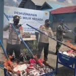 Bea Cukai Kendari Musnahkan Rokok dan Miras Ilegal Bea Cukai Kendari Musnahkan Rokok dan Miras Ilegal