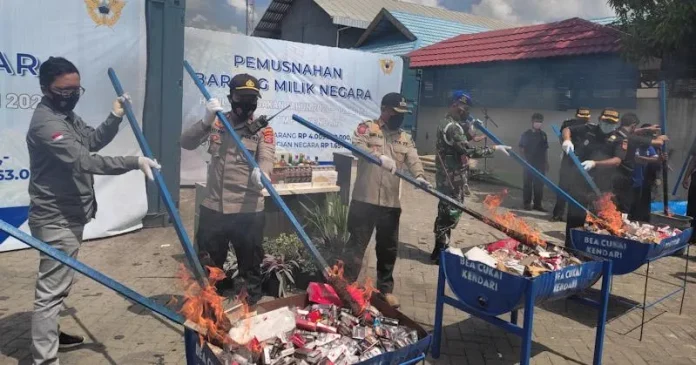 Bea Cukai Kendari Musnahkan Rokok dan Miras Ilegal Bea Cukai Kendari Musnahkan Rokok dan Miras Ilegal