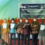 Ratusan Nelayan Sambuli Kendari Terima Sertifikat Tanah dan Bantuan Sarpras Ratusan Nelayan Sambuli Kendari Terima Sertifikat Tanah dan Bantuan Sarpras