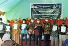 Ratusan Nelayan Sambuli Kendari Terima Sertifikat Tanah dan Bantuan Sarpras Ratusan Nelayan Sambuli Kendari Terima Sertifikat Tanah dan Bantuan Sarpras