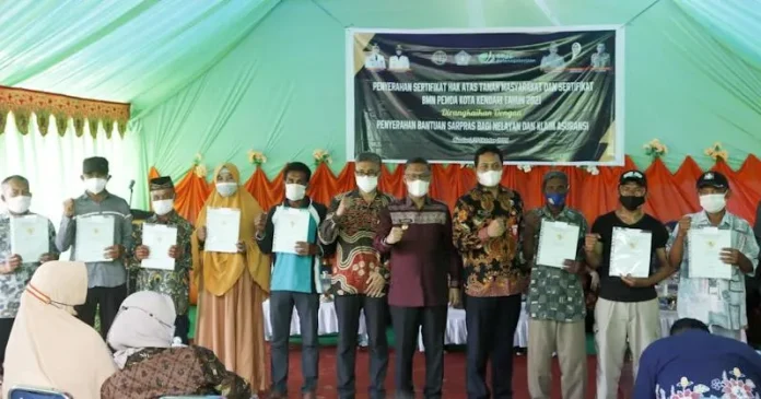 Ratusan Nelayan Sambuli Kendari Terima Sertifikat Tanah dan Bantuan Sarpras