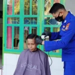 Cerita Bripka Suhardi, Buka Layanan Cukur Gratis untuk Anak Panti di Kendari