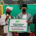ASR Serahkan Rp100 Juta untuk Pembangunan Pesantren Tahfizul Qur’an di Baubau ASR Serahkan Rp100 Juta untuk Pembangunan Pesantren Tahfizul Qur'an di Baubau