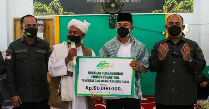 ASR Serahkan Rp100 Juta untuk Pembangunan Pesantren Tahfizul Qur'an di Baubau ASR Serahkan Rp100 Juta untuk Pembangunan Pesantren Tahfizul Qur'an di Baubau