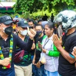 Disambut Warga Busel, ASR Beri Bantuan untuk Pelaku UMKM Disambut Warga Busel, ASR Beri Bantuan untuk Pelaku UMKM