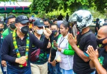 Disambut Warga Busel, ASR Beri Bantuan untuk Pelaku UMKM Disambut Warga Busel, ASR Beri Bantuan untuk Pelaku UMKM