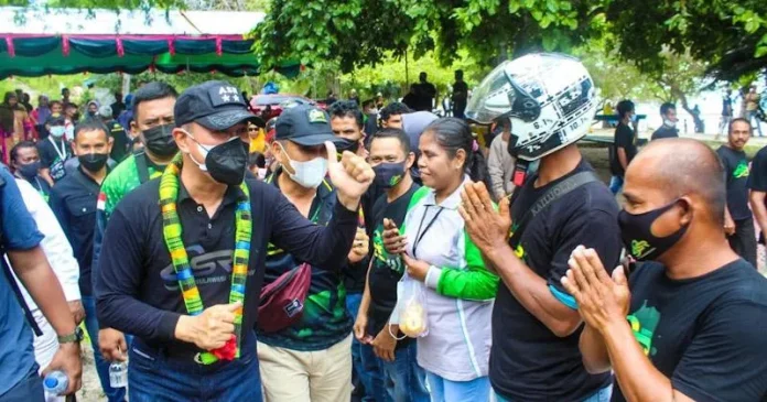 Disambut Warga Busel, ASR Beri Bantuan untuk Pelaku UMKM