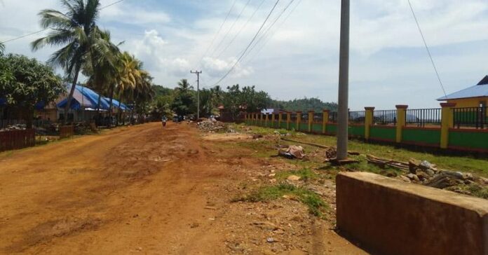 Jalan Kabupaten di Mandiodo Konut Rusak Akibat Kendaraan Tambang