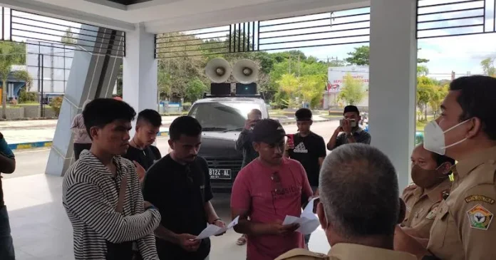 Kantor Dinas PU Sultra Digeruduk, Mahasiswa Minta Proyek di Butur Dituntaskan