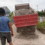 VDNI Timbun Jalan Desa yang Rusak di Morosi VDNI Timbun Jalan Desa yang Rusak di Morosi