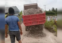 VDNI Timbun Jalan Desa yang Rusak di Morosi VDNI Timbun Jalan Desa yang Rusak di Morosi