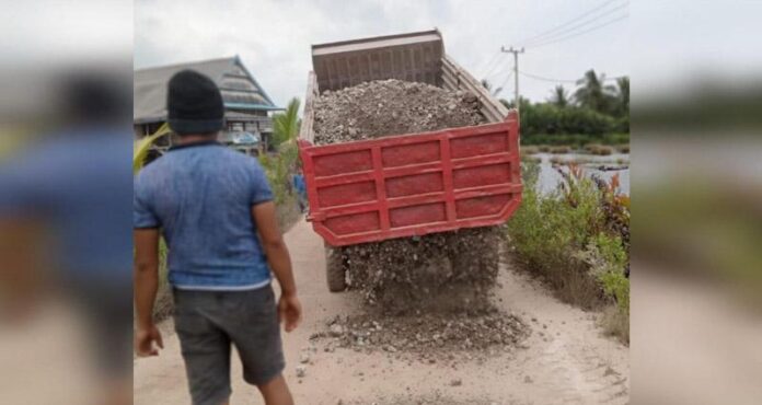 VDNI Timbun Jalan Desa yang Rusak di Morosi