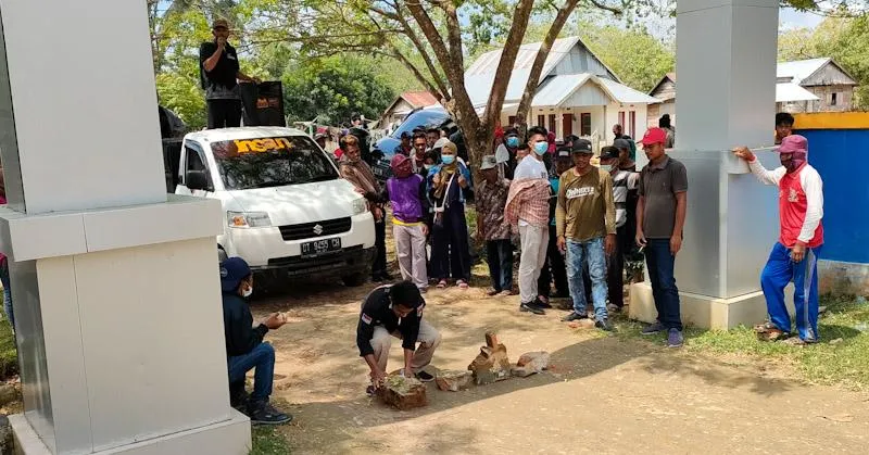 Warga Desa Kampubalano Mubar Ancam Tutup Akses Jalan ke Kantor Bupati