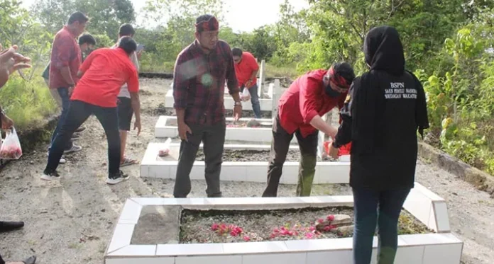 Peringati Hari Pahlawan Nasional, DPC PDIP Wakatobi Baksos di TMP