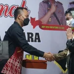 Pemberian Hadiah untuk Mantan Kapolres Kolut Disoroti Pemberian Hadiah untuk Mantan Kapolres Kolut Disoroti